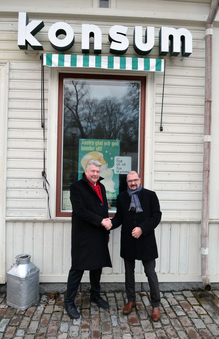John Brattmyhr och  Lars Ericson framför Konsumbutiken på Skansen. Foto: Simon Lokko.