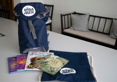 En ryggsäck med böcker och en påse med aktivitetsförslag får läsambassadörerna med sig ut till fritidshemmen.