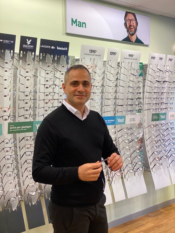 Mohammed Haddad började sin karriär inom optikerkedjan Specsavers redan 2012. Foto: Specsavers
