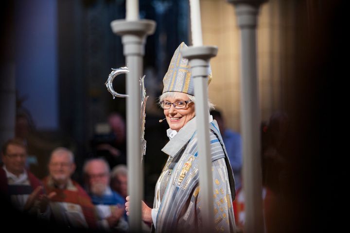 Ärkebiskop Antje lägger ner staven i samband med högmässan i Uppsala domkyrka den 30 oktober. Bilden är från mottagningen i juni 2014. Foto: Josefin Casteryd.