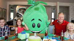 Bild: Gröna Påsen fyller 5 år och har blivit en kramgo maskot