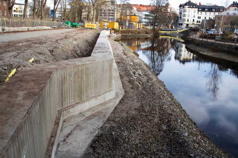 Spontkajen, som säkrar marken mot Viskan. 
