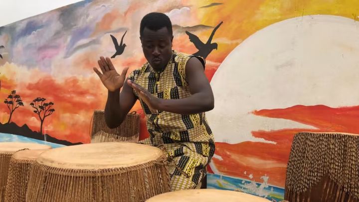 Kaddu Yusuf är musiker, dansare och sångare i ugandiska performancegruppen The Cultural Avenue som uppträder i Malmö på fredag.
