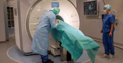 Nu kan patienter opereras i MR-hybriden på Akademiska sjukhuset, en kombination av MR-kamera och operationssal som möjliggör ökad precision bland annat vid operationer av hjärntumörer.