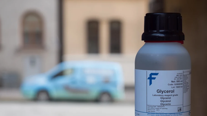 Stockholms skolor har samlat in överblivna kemikalier för att tillverka handsprit