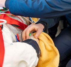 Sjuksköterskor med placering på beredskapsbasen vid Göteborg Airport / Landvetter under träning inför öppning av beredskapsbasen den 1 februari 2021.
De sjuksköterskor som tjänstgör vid Landvetter är anställda vid Sahlgrenska Universitetssjukhuset i Göteborg och är verksamma till 50 procent som Flight Nurse för Svenskt Ambulansflyg.

