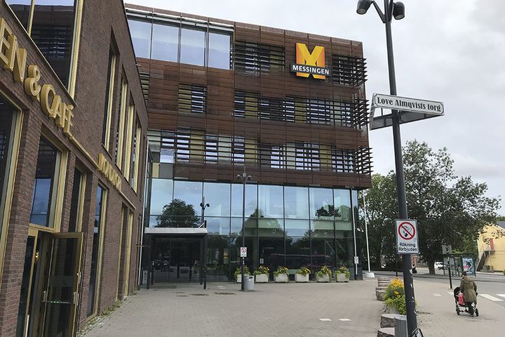 Utställningen visas på biblioteket i Messingen.