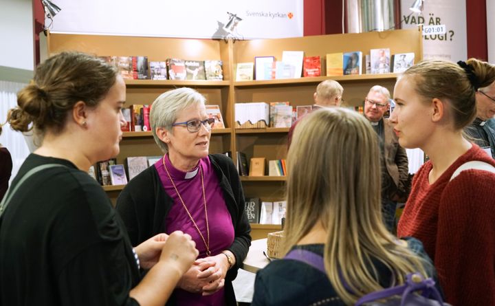 Biskop Susanne Rappmann i samtal i Svenska kyrkans monter på Bokmässan i Göteborg. (Foto: Mikael Ringlander)