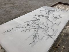 En karta i stenbordet i parken visar Fullerstaåns sträckning. Foto: Huddinge kommun