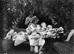 Sophiasyster med tio spädbarn utomhus, någon gång mellan 1903 och 1920. 