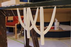 Ljusstöpning i Skogens hus. Making candles in the Forestry centre. Foto: Maria Johansson.