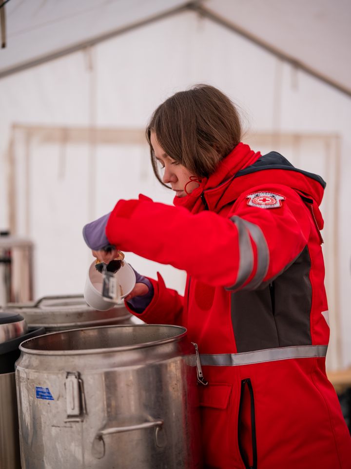 Röda Korset bjuder på ett varm soppa i värmestugan för människor som förlorat tillgång till el, v'ärme och vatten på grund av attacker mot elförsörjningen. 