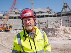Johan Lindholm under arbetsplatsinspektion på Lusail Stadium i Qatar. Foto: Johan Ekström