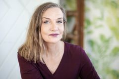 Pamela Jaskoviak, Göteborg, författare och skribent tilldelas Natur & Kulturs särskilda stipendium 2022. Foto: Emelie Asplund.