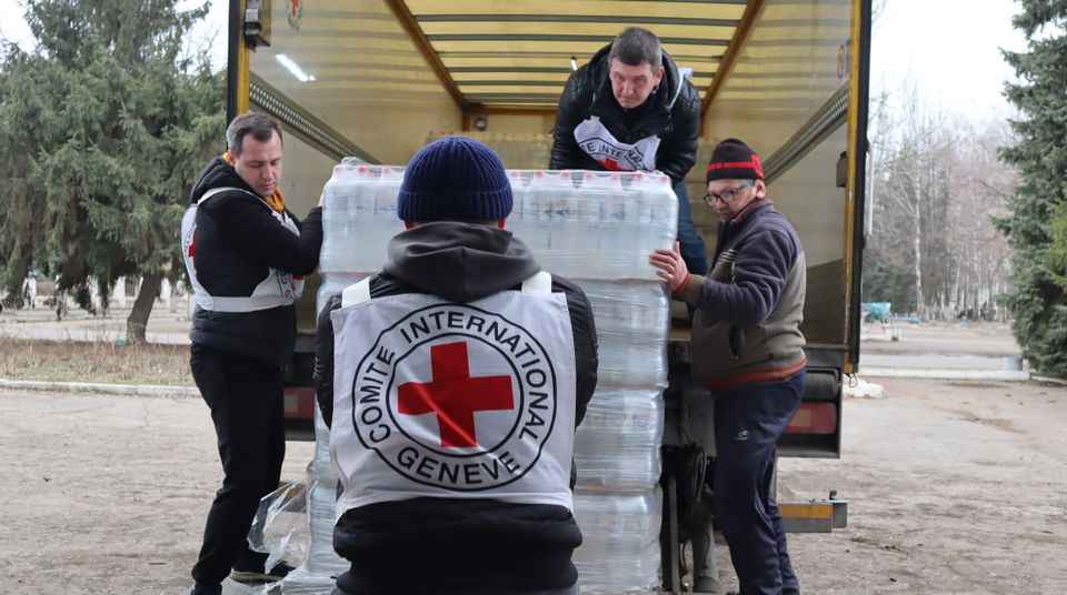 ICRC levererar livsnödvändig hjälp till områden nära Bakhmut när stridigheter pågått i veckor. 