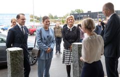 Kronprinsessparet anländer till vaccinationsmottagningen tillsammans med landshövdingen Maria Larsson som är värd för besöket. Foto: Maria Bergman/Region Örebro län
