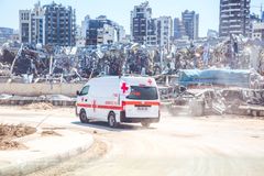 Ambulanstransport kör genom förödelsen efter explosionen i Beriut. Foto: Röda Korset
