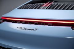 Kontrasterande luftintagslameller på motorhuven i Agate Grey är kännetecknande för Porsche 911 Carrera T.