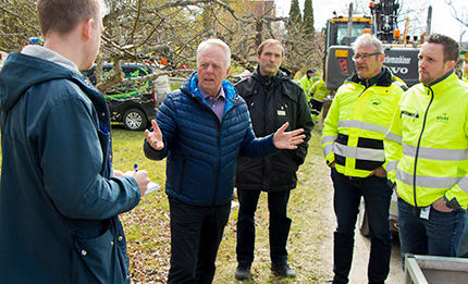 Nu börjar fiberns motorväg stamnätet att grävas ner i Julita. Medverkande f.v. lokaltidningen, Göran Dahlström kommunstyrelsens ordförande, Michael Fransson bredbandssamordnare, entreprenör och Pawel Hoffmann projektledare Utsikt. Foto: Geza Simon