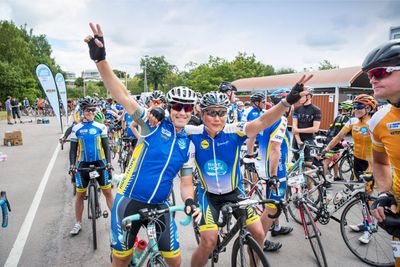 Glada deltagare i Barncancerfondens cykellopp Ride of Hope 2017. Foto: Magnus Glans