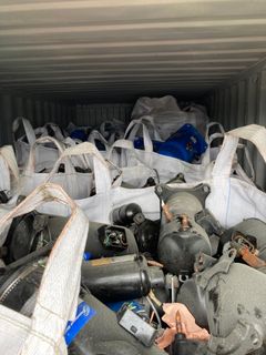 En av sex containrar med sammanlagt 167 ton kylkompressorer på väg till Pakistan som stoppades 22-09-15. Foto: Tullverket / Länsstyrelsen i Stockholm