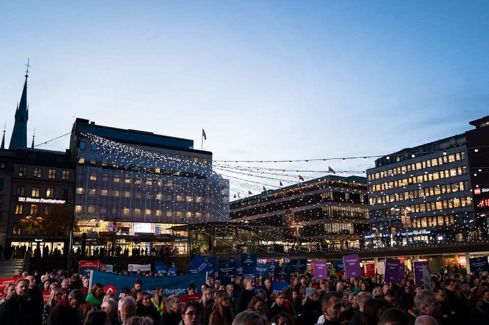 Sergels torgs lampor och demonstranter