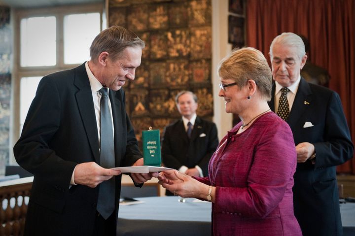 Bertil Eklund, TePe Munhygienprodukter, mottar Näringslivsmedaljen ur näringsminister Maud Olofssons hand. I bakgrunden Kungl. Patriotiska Sällskapets ordförande Johan Nordenfalk.