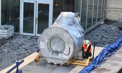 MR-linacen lyftes på plats på söndagen.