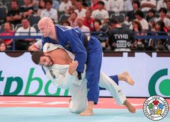 Kvartsfinal mellan Marcus Nyman i blått och ungraren Krisztian Toth. Foto:  Marina Mayorova, IJF.