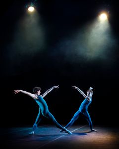 Sonatra med Kungliga Baletten 2021. På bilden: Samuele Ninci, Calum Lowden. Foto: Kungliga Operan/Carl Thorborg.