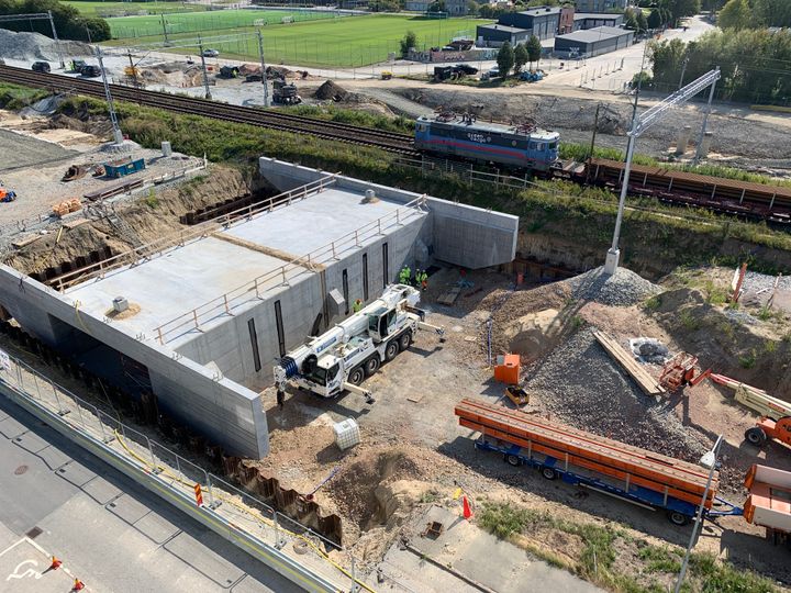 Mellan 28 augusti och 6 september stoppas tågtrafiken Malmö och Lund då nya växlar byggs och två nya järnvägsbroar lanseras vid Klostergården i Lund. På bilden syns en av de broar som ska skjutas på plats. FOTO: Trafikverket/NCC