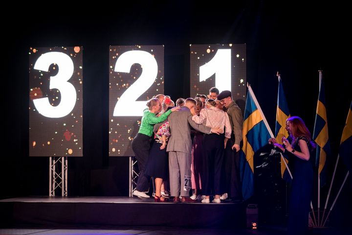 Boogie Woogie - dansarna i glädjeyra på prispallen där Viktor & Wilma Edlund tog emot guldpokalen. Foto: Eva Wistemar