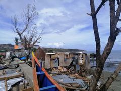 Supertyfonen Rai slog till hårt mot Filippinerna, och ett stort antal hus har förstörts som här i provinsen Surigao del Norte. Foto: Islamic Relief