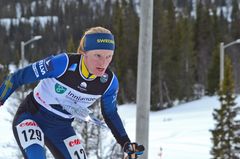 Linda Lindkvist krigar på i sista backen på väg mot vinterns fjärde världscupseger. Foto: Johan Trygg.