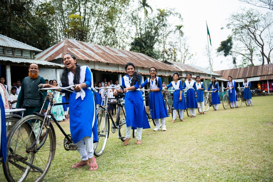 Tjejer cyklar i Bangladesh