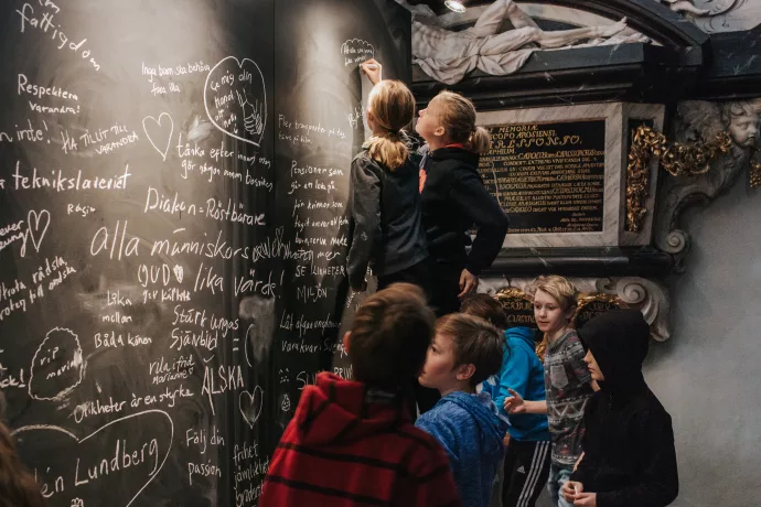 Barn ger uttryck för vad de vill förändra i världen som en del av utställningen Reformation pågår i Västerås domkyrka.