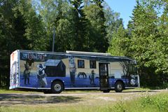 Sommar när Biblioteksbussen besöker Ivarsboda. Foto: Anna Sahlén.