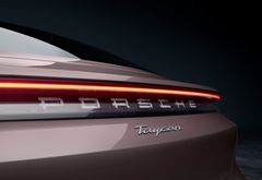 Porsche lanserar en fjärde version av sin helelektriska sportbil - den bakhjulsdrivna Porsche Taycan.