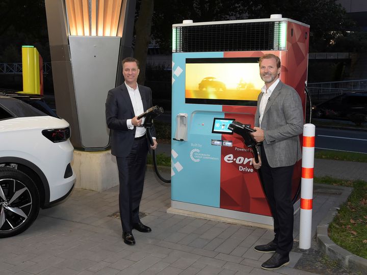 Thomas Schmall, Volkswagen Group Components (vänster) och Patrick Lammers, E.ON, inviger laddstationen E.ON Drive Booster.