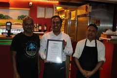 Bästa vegetariska utbud har Indian Paradise i Märsta. Här har just Hamid Hossein, ägaren Emdadul Islam och Kamrul Hassan fått ta emot diplom som bevis på detta.
