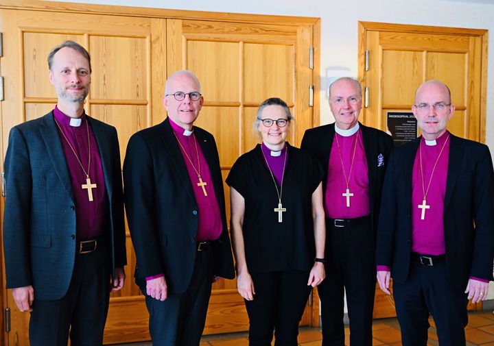 Fem kandidater i ärkebiskopsvalet. Mikael Mogren, Martin Modéus, Karin Johannesson, Johan Dalman och Fredrik Modéus. Foto: Magnus Aronson.