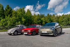 Ikoniska VW-Bubblan och Golf GTI av första generationen tillsammans med nya elbilen ID.3.