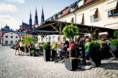 Kommunernas service i myndighetsärenden mäts varje år av Sveriges kommuner och regioner, SKR. I den senaste mätningen gör Uppsala framsteg.