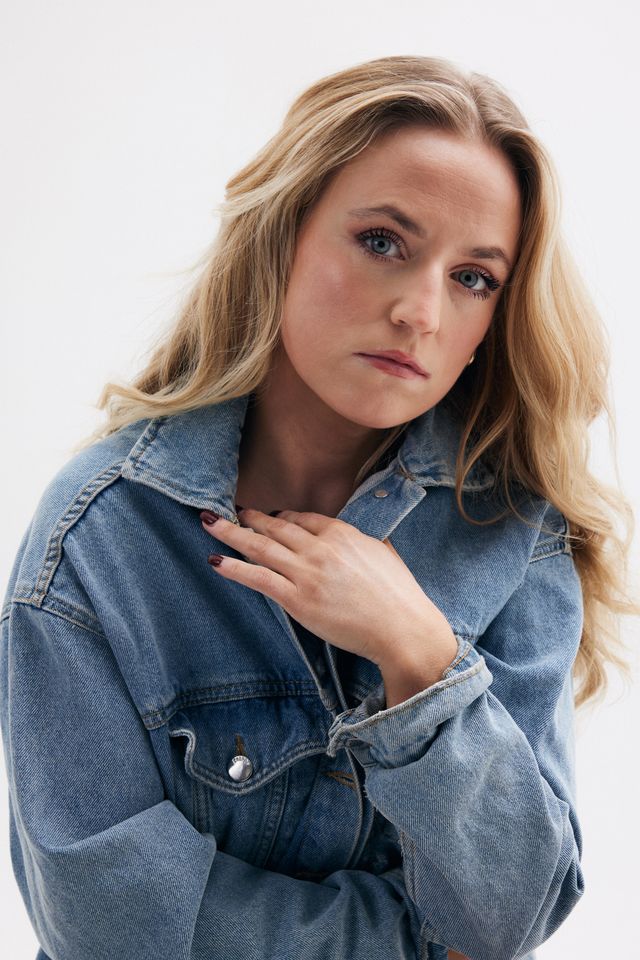 Maria Broberg är låtskrivare, artist och VD för Strandgruppen Event. Hon håller föreläsningen ”Att ta plats i en bransch som låter högt – kvinnligt företagande inom musik & event” på festivaldagen SHE 8 mars på UKK. Foto: Amir Golzari