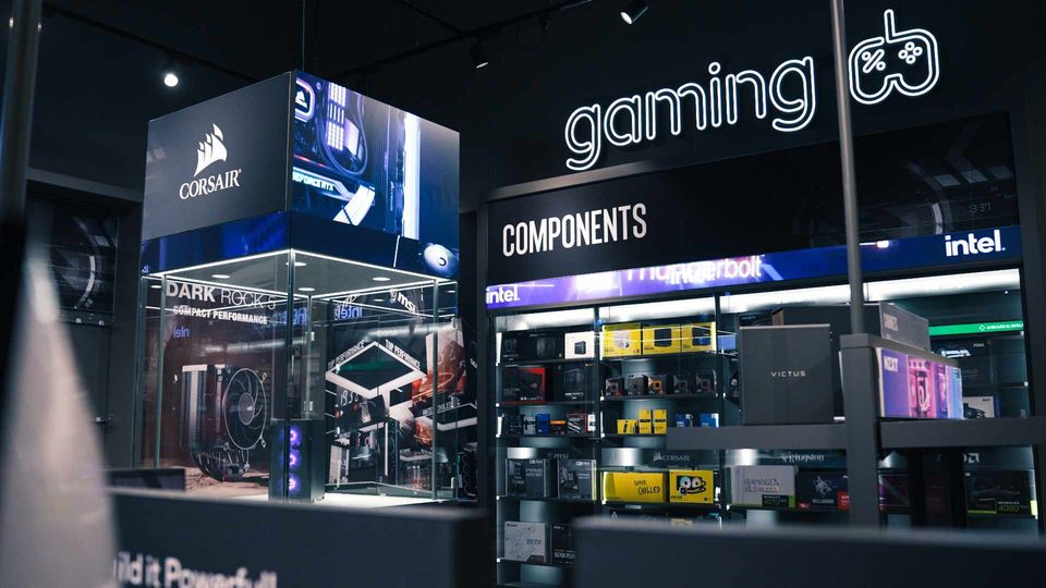 Datorkomponenter i Elgigantens senaste butikskoncept för gaming