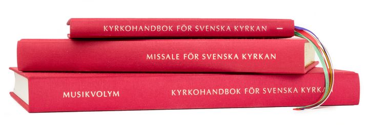 Kyrkohandbok för Svenska kyrkan består av tre böcker: Kyrkohandbok, missale samt musikvolym. Foto: Gustaf Hellsing/IKON.