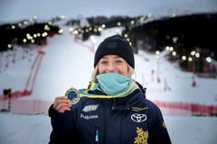 Ebba Årsjö efter världscupsegern i Åre. Foto: Karl Nilsson/Parasport Sverige