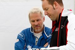 Jacques Villeneuve (t.v.) i samspråk med ingenjören Marcus Fasth. Foto: Micke Fransson