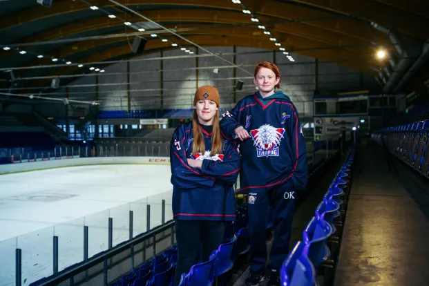 Stångåstadens hockeystipendiater 2019, Ella Eriksson och Oskar Karlsson. Foto: Crelle Photography