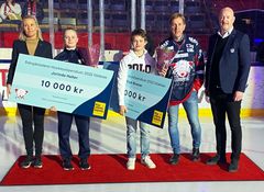 Prisutdelning av Stångåstadens hockeystipendium. Från vänster: Karin Brinkby, Jorinde Heller, William Boman, Fredrik Törnqvist och Johan Krantz. Foto: LHC